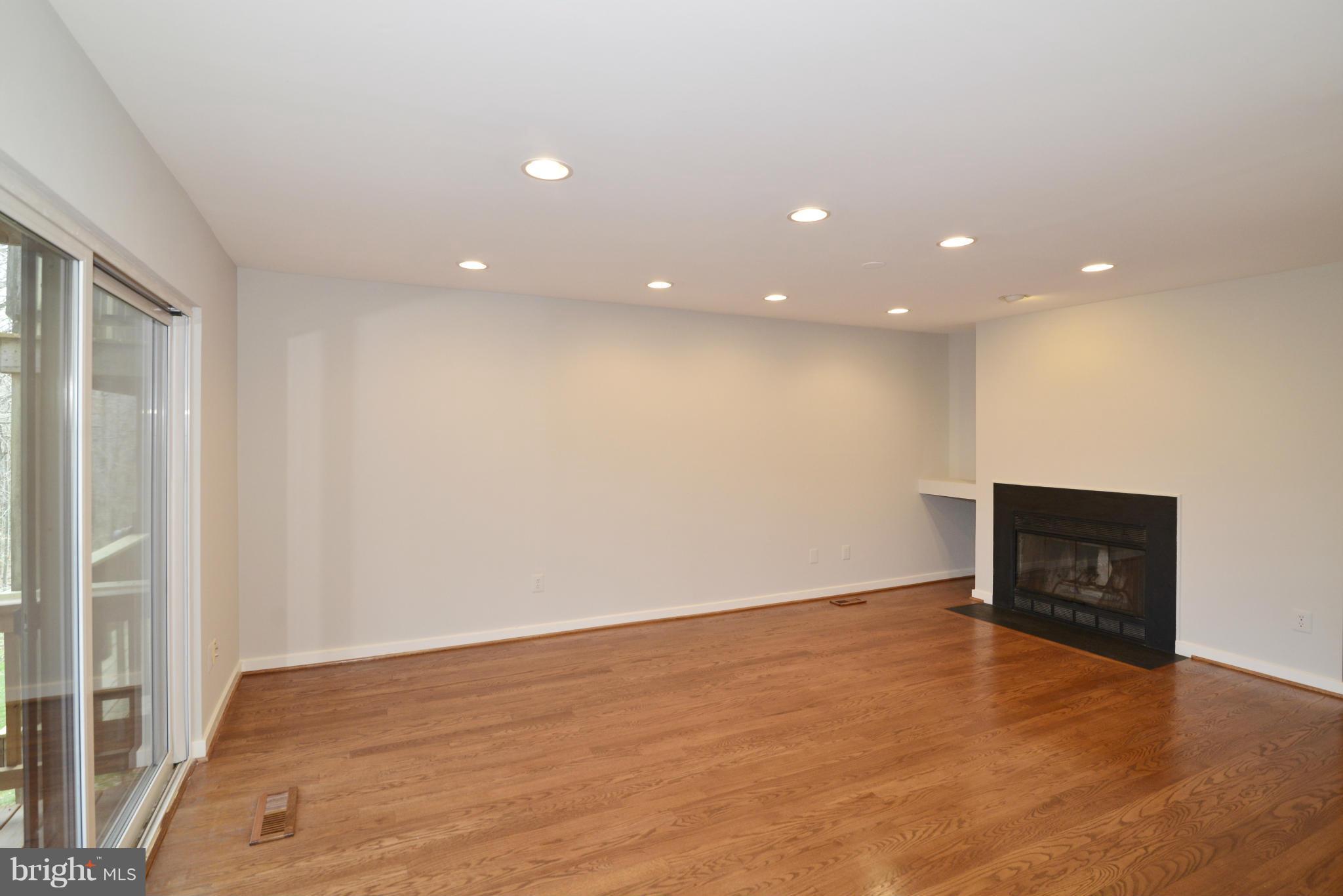 2223 Cedar Cove Court Reston, VA 20191 - Photo 6 of 30 Living Room