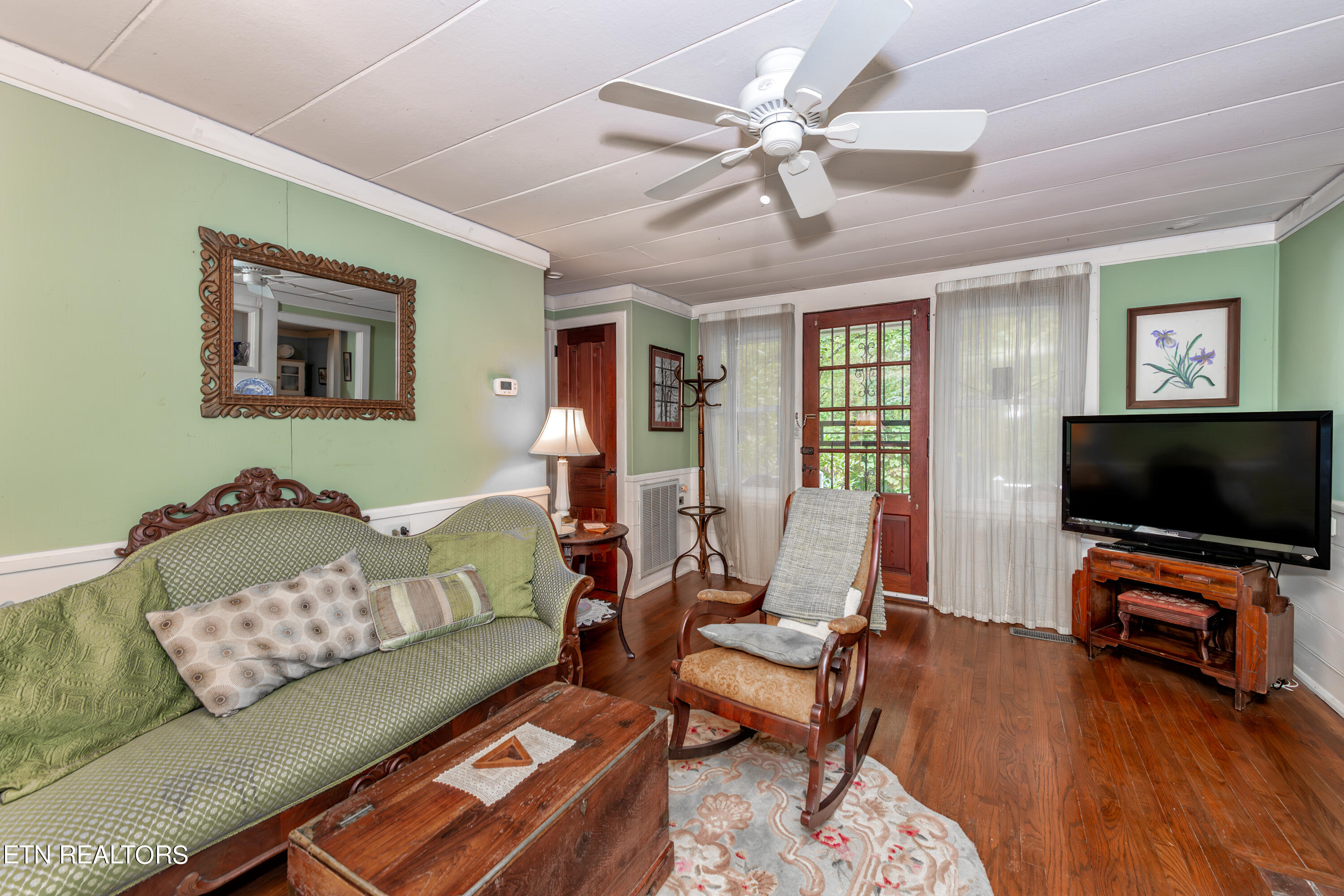 133 Crescent Road Norris, TN 37828 - Photo 14 of 26 HOB_4826-Enhanced-NR-Edit