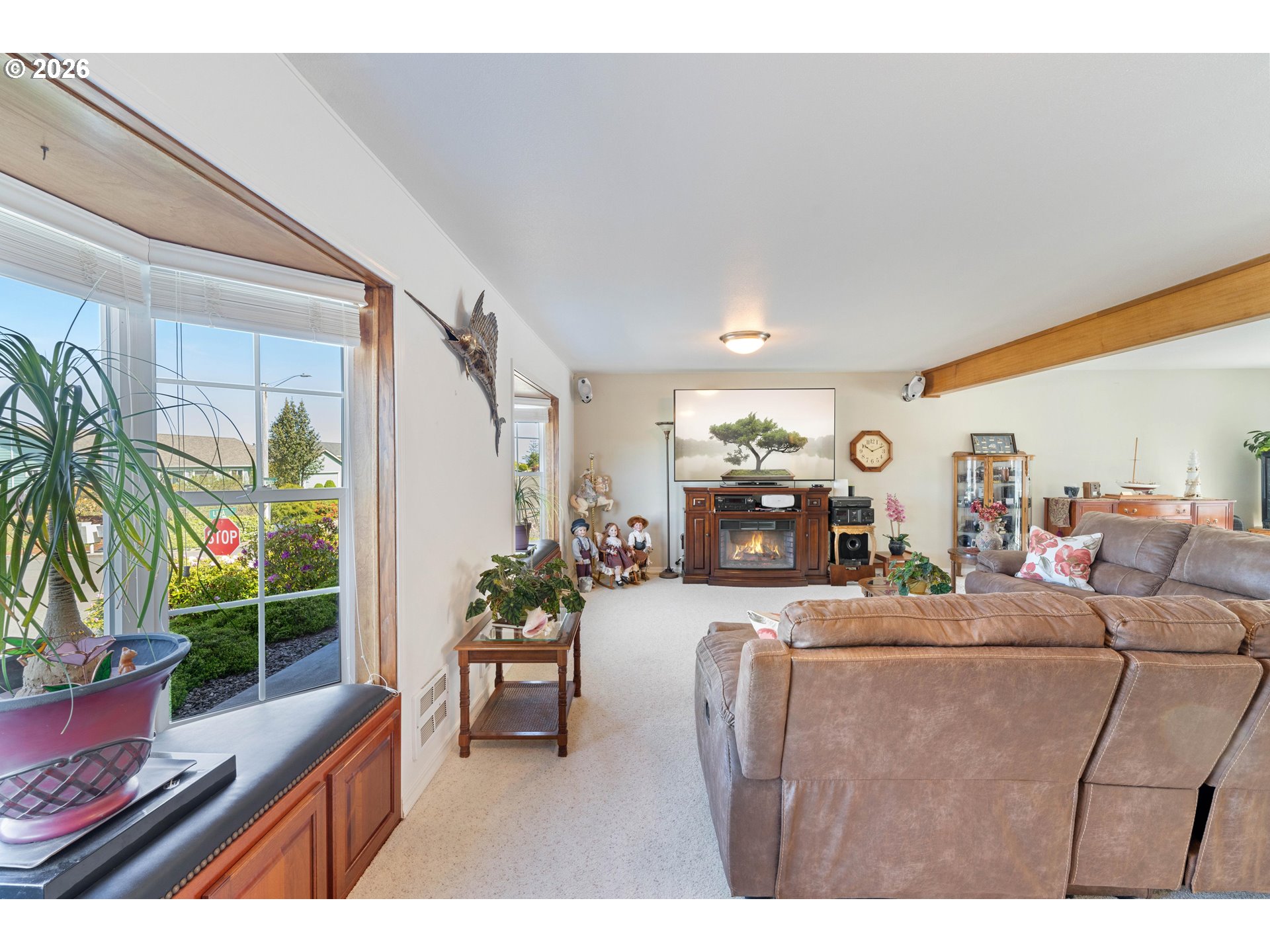 805 Lisa Place Coos Bay, OR 97420 - Photo 5 of 47 a living room with furniture and a potted plant