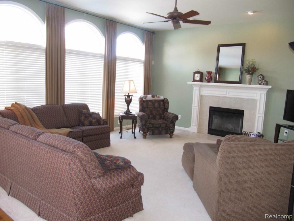 1412 Tulberry Circle Rochester, MI 48306 - Photo 19 of 35 FamilyRoom.jpg