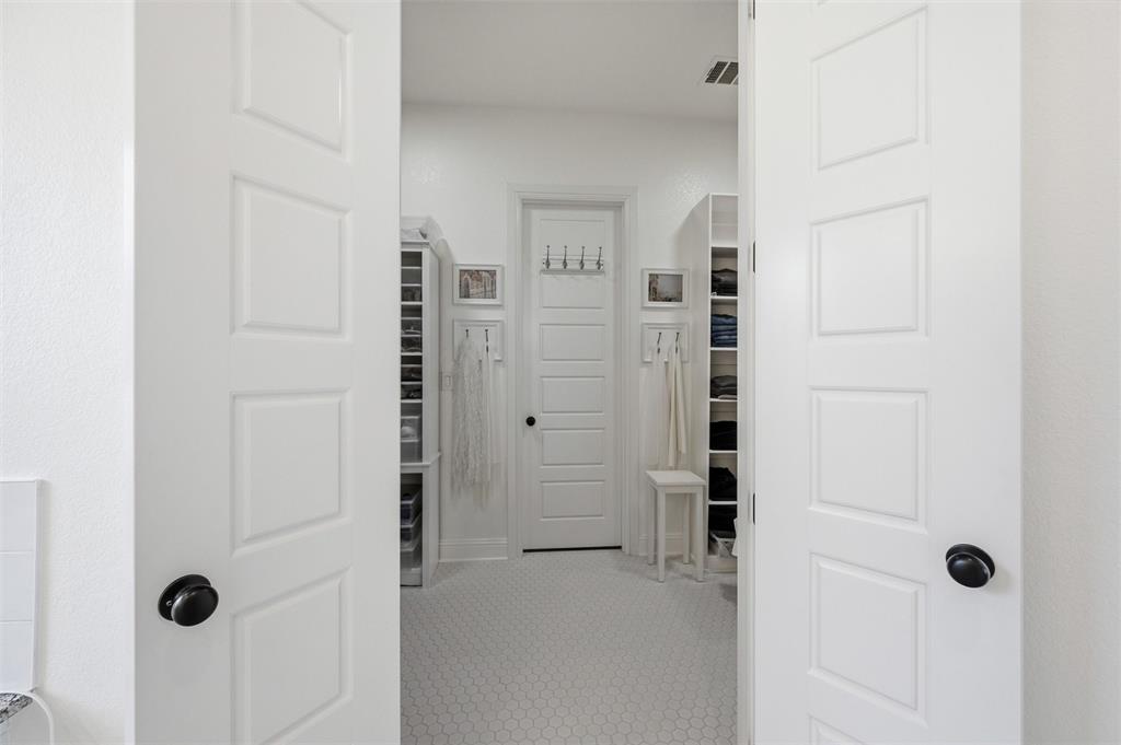 318 Arapahoe Ridge Weatherford, TX 76087 - Photo 20 of 40 Primary bathroom has direct access to closet and laundry room.
