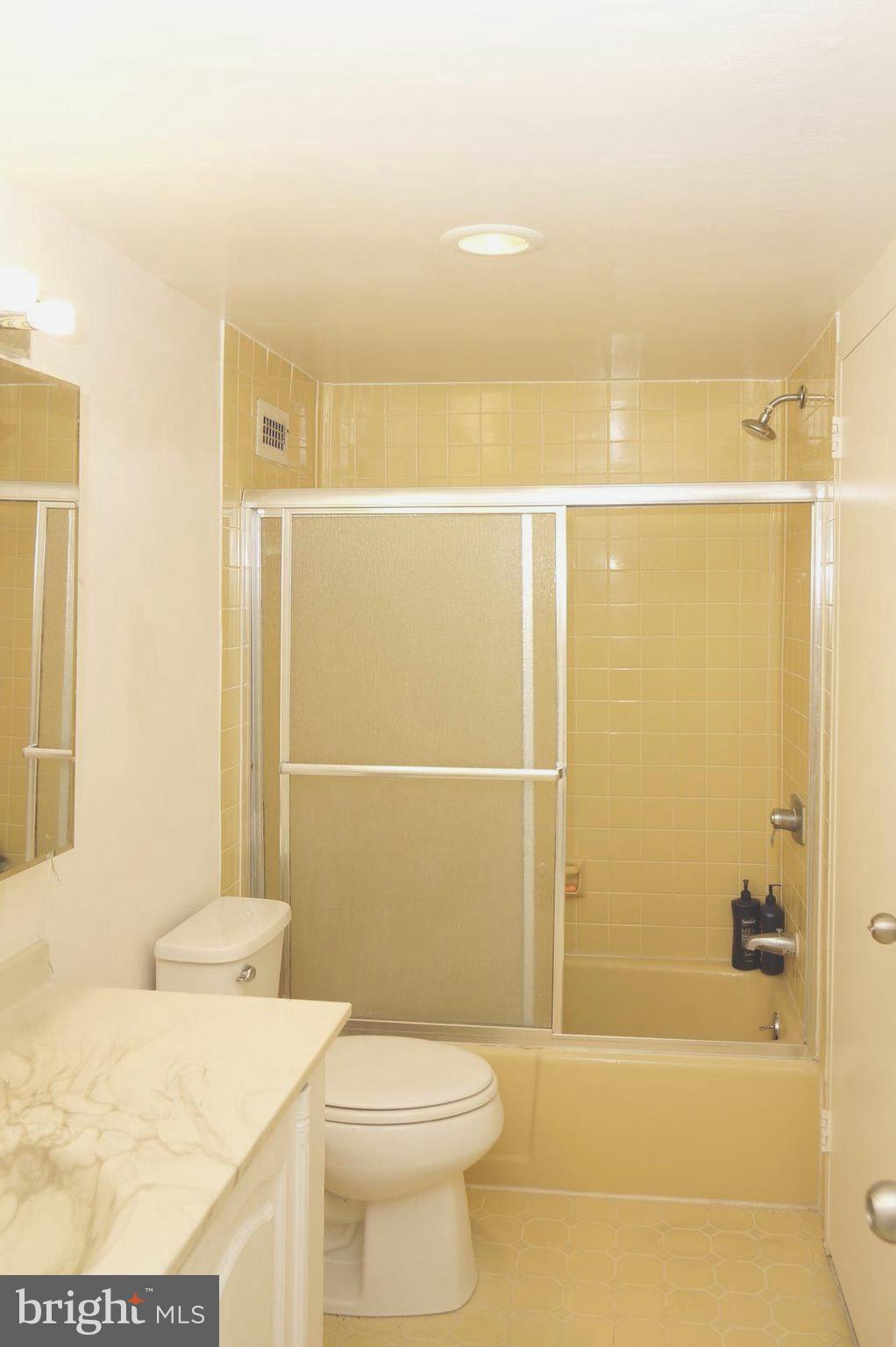 5225 Pooks Hill Road, Unit 1814N Bethesda, MD 20814 - Photo 27 of 52 a bathroom with a toilet and a shower