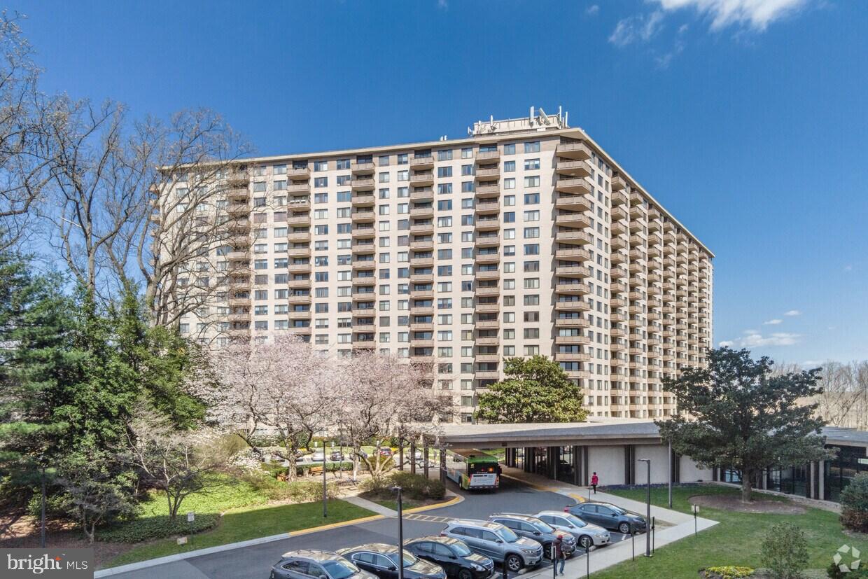5225 Pooks Hill Road, Unit 1814N Bethesda, MD 20814 - Photo 32 of 52 a front view of a building