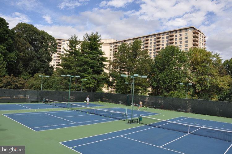 5225 Pooks Hill Road, Unit 1814N Bethesda, MD 20814 - Photo 37 of 52 a view of tennis court