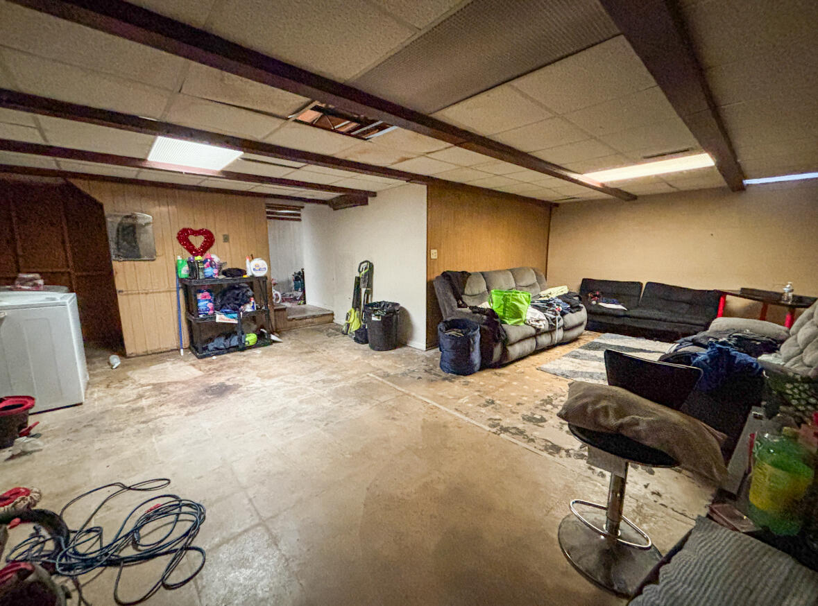 6844 Ridgeland Avenue Hammond, IN 46324 - Photo 17 of 21 a view of a livingroom with furniture