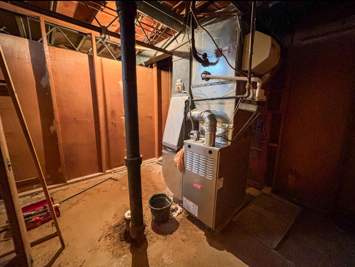 6844 Ridgeland Avenue Hammond, IN 46324 - Photo 19 of 21 a view of storage and utility room