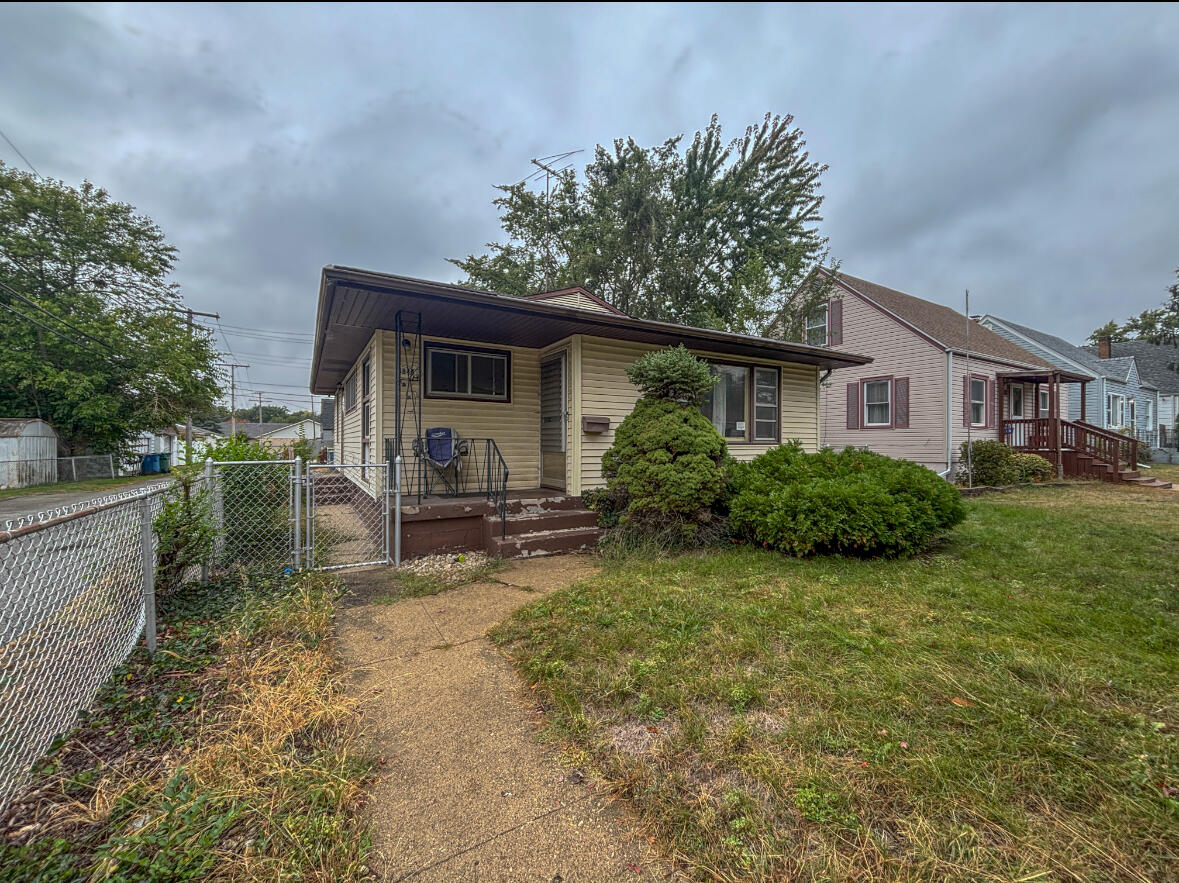 6844 Ridgeland Avenue Hammond, IN 46324 - Photo 2 of 21 a view of backyard with a garden and plants