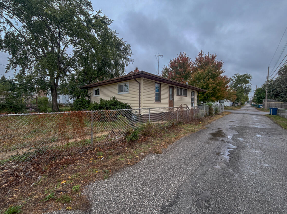 6844 Ridgeland Avenue Hammond, IN 46324 - Photo 3 of 21 a backyard of a house with lots of green space