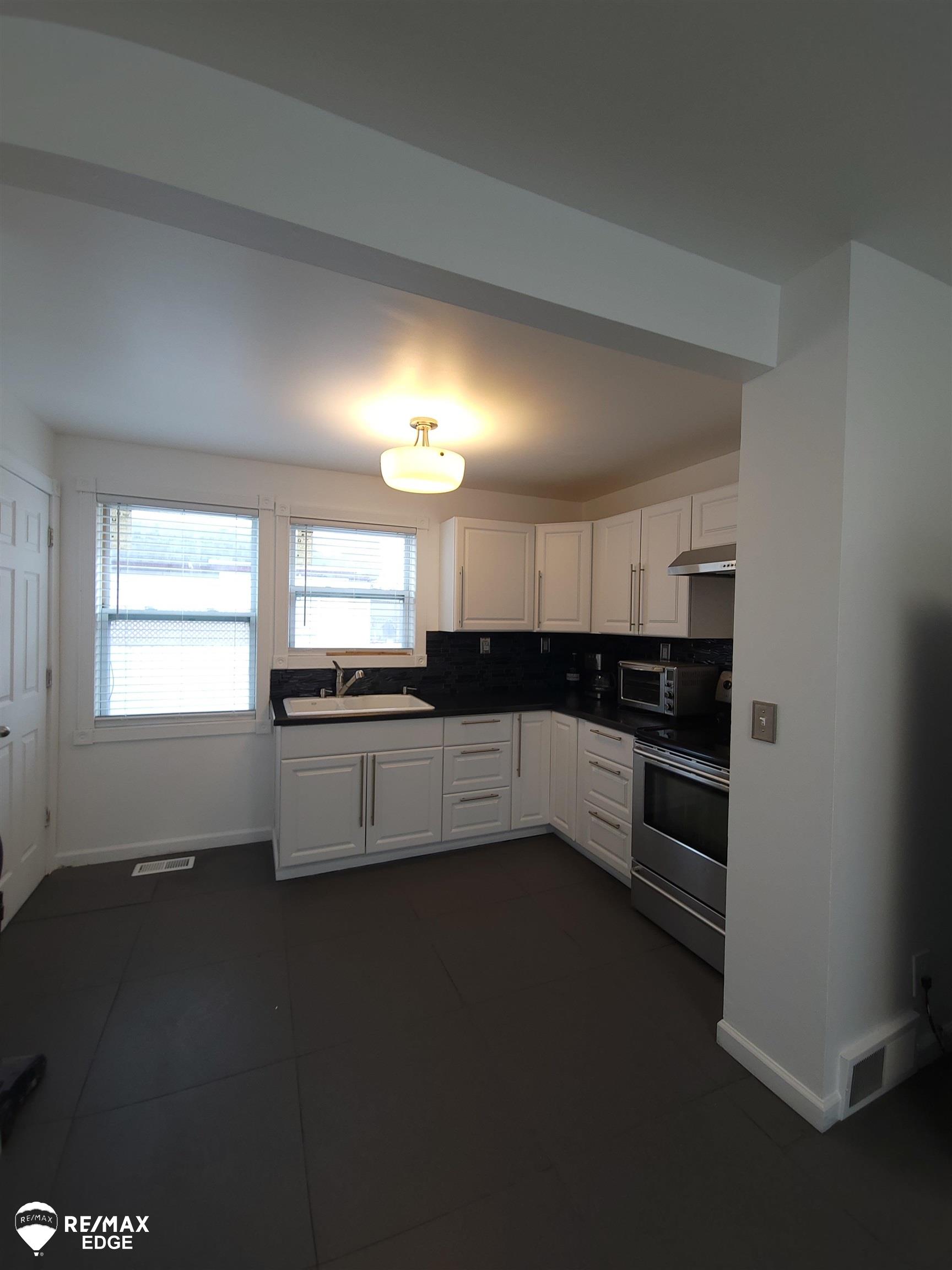 2511 Flushing Road Flint, MI 48504 - Photo 7 of 18 50104128-6.JPG