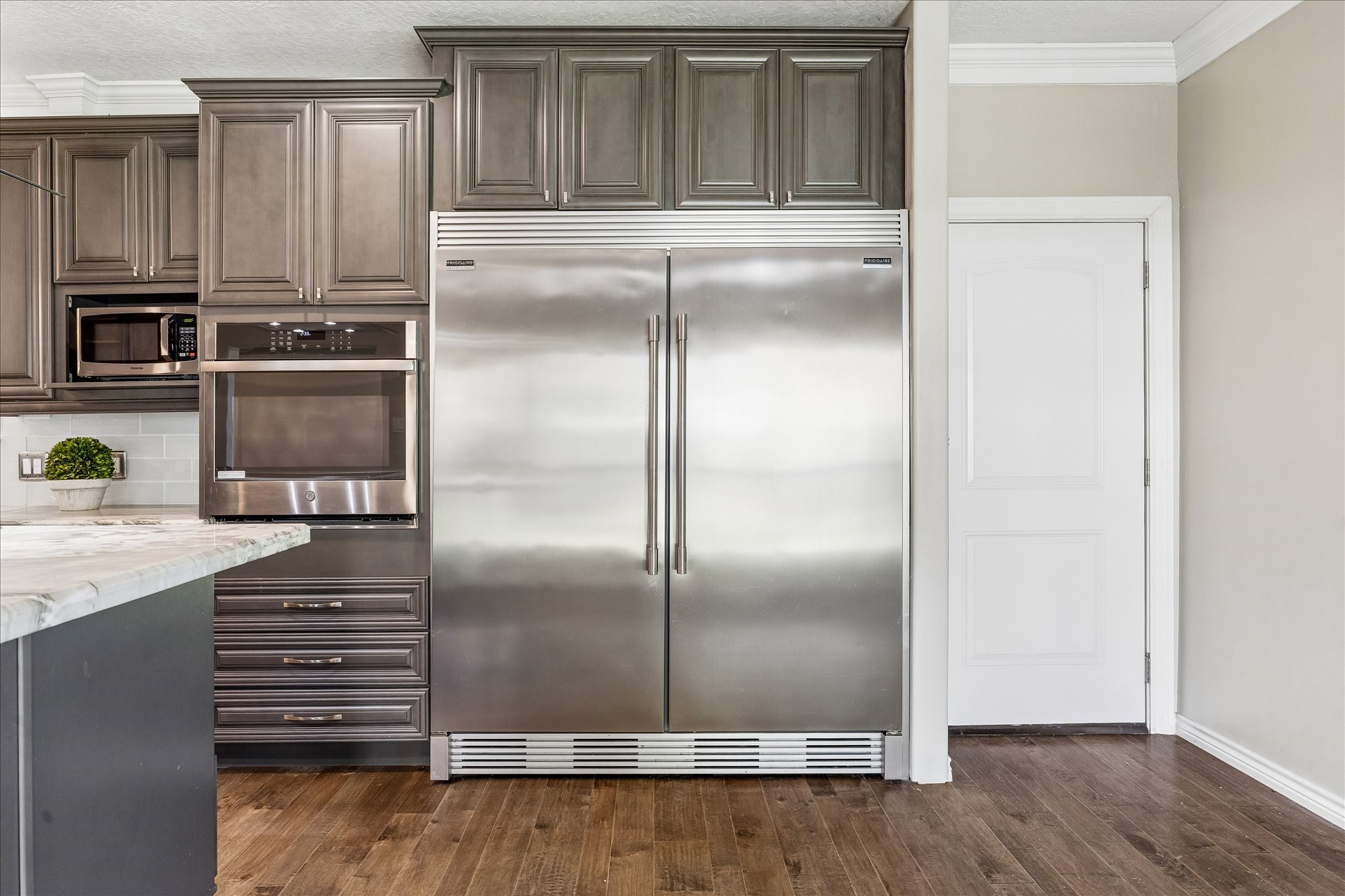 1030 Crossroads Drive Houston, TX 77079 - Photo 13 of 44 a kitchen with granite countertop a refrigerator and a stove