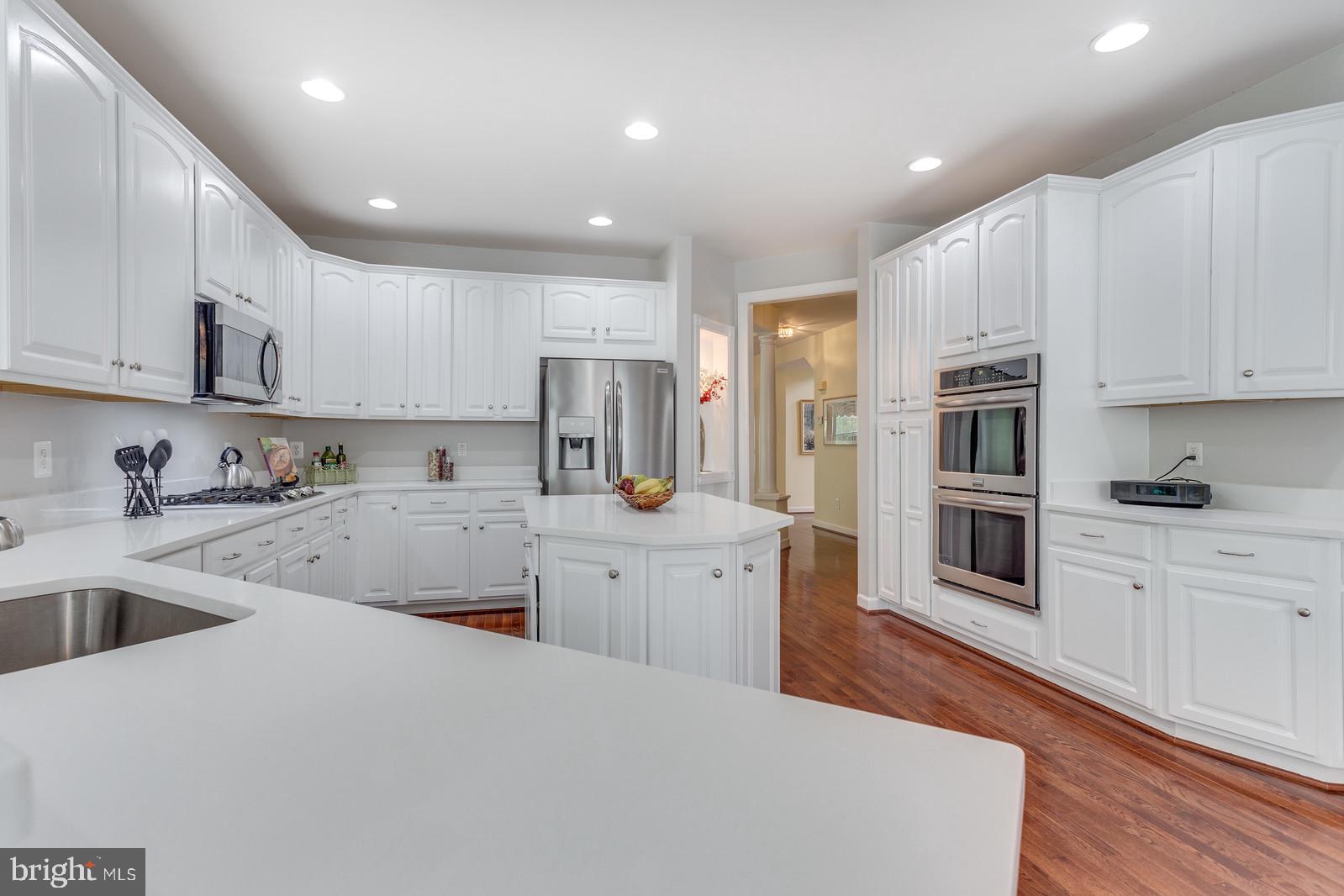 5010 Devin Green Lane Fairfax, VA 22030 - Photo 11 of 53 Center island