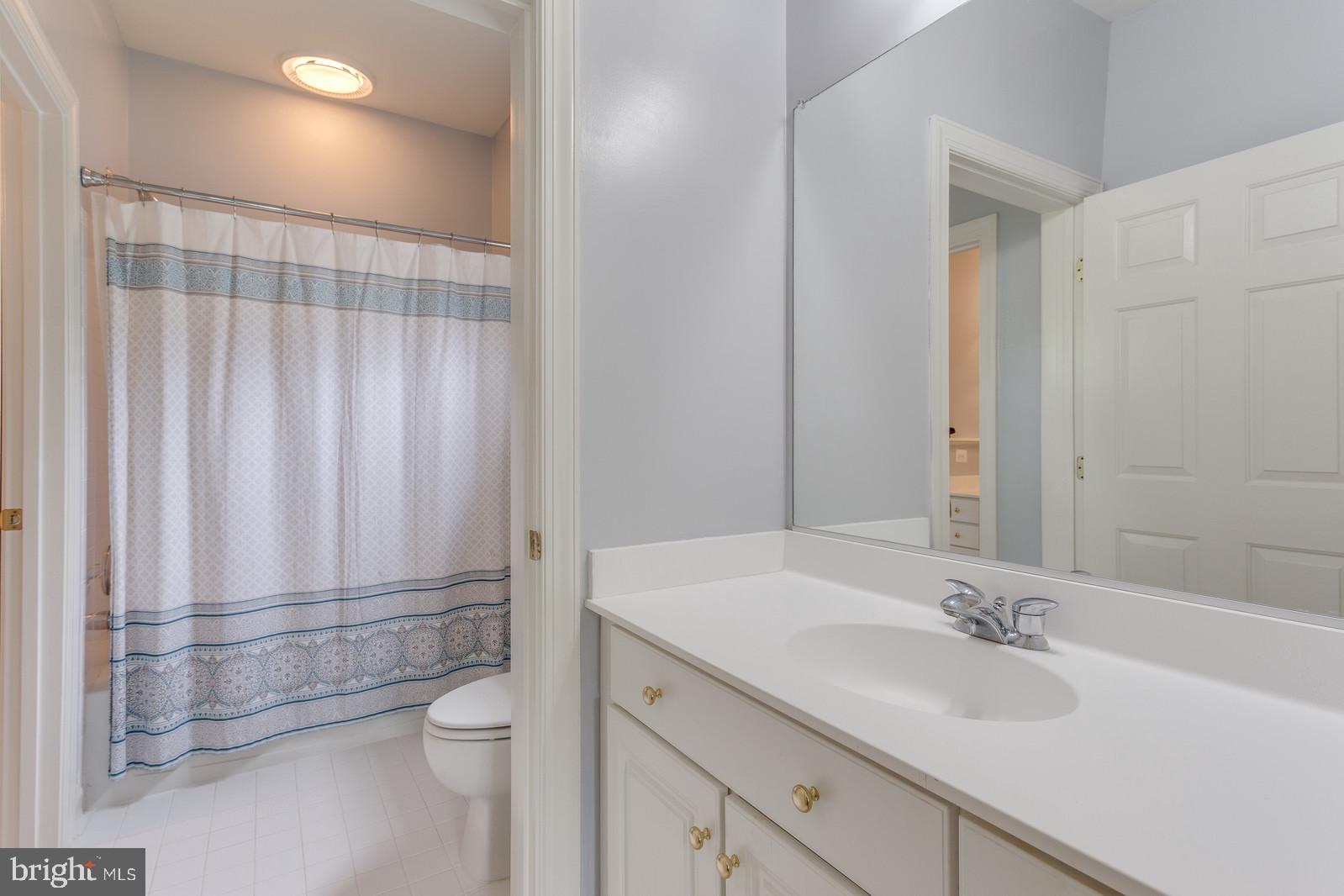 5010 Devin Green Lane Fairfax, VA 22030 - Photo 38 of 53 Jack-n-Jill bath