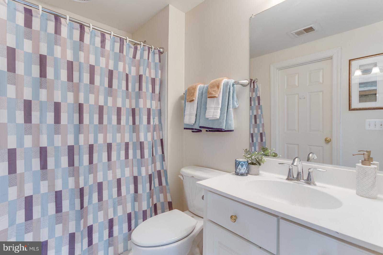 5010 Devin Green Lane Fairfax, VA 22030 - Photo 42 of 53 Full bath for 4th bedroom