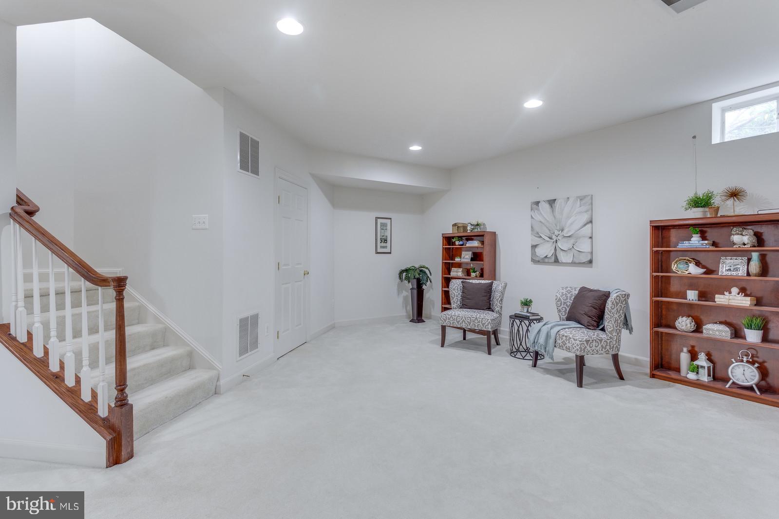 5010 Devin Green Lane Fairfax, VA 22030 - Photo 44 of 53 Nice sitting area