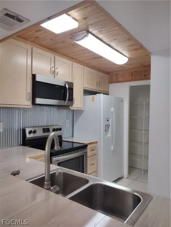 $1,900 | 1069 Villa Drive, Unit B103, LaBelle, FL 33935