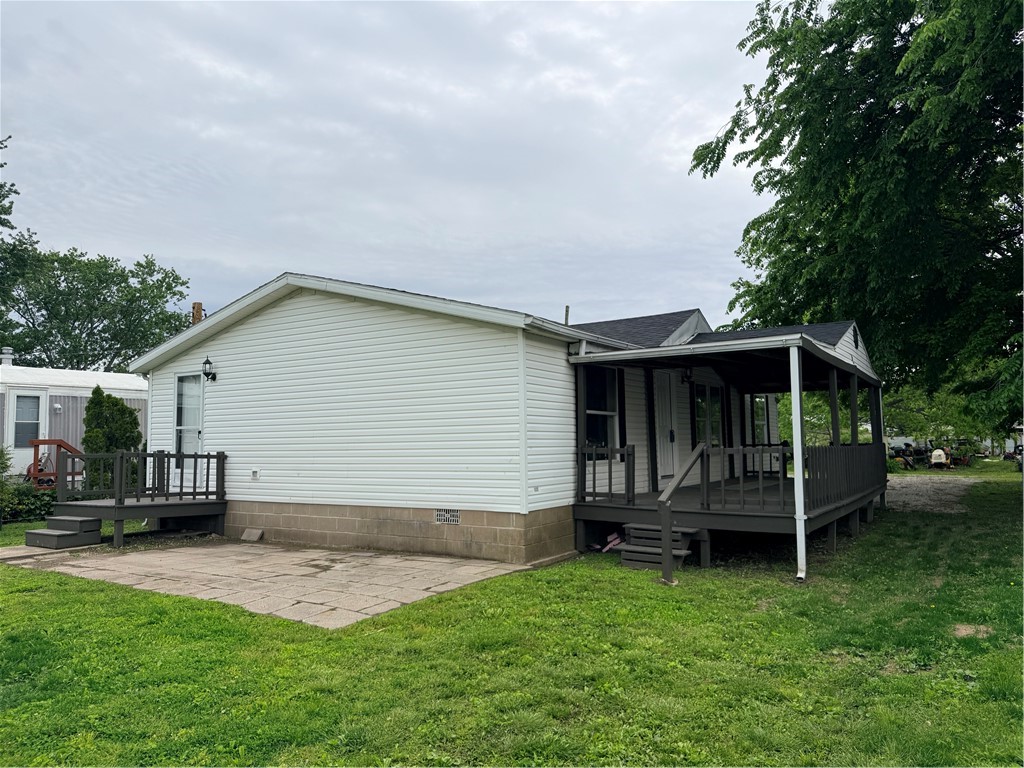 307 West 7th Street St. Elmo, IL 62458 - Photo 3 of 17 a view of a house with a yard
