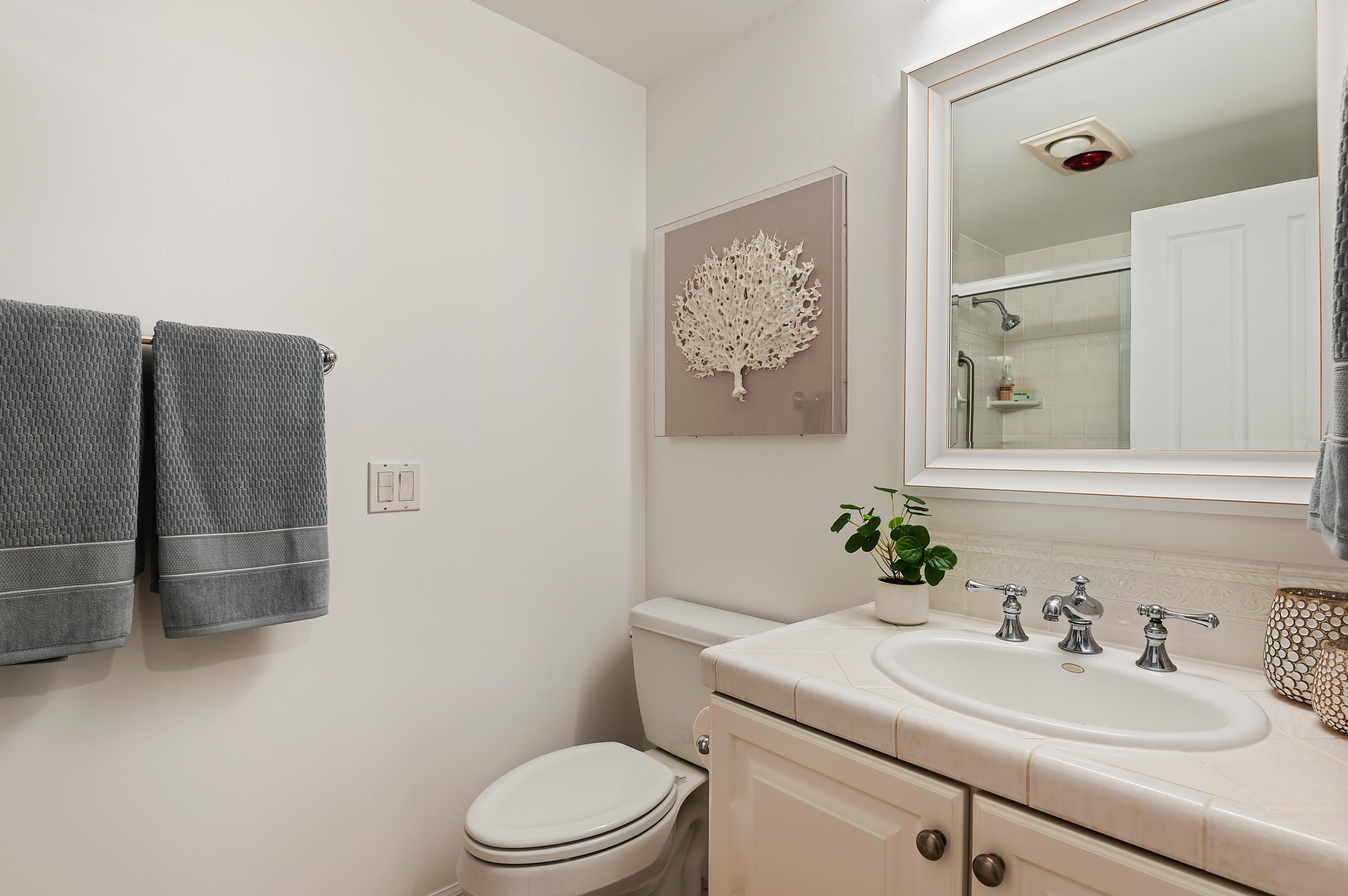 3848-2 Crescent Drive Santa Barbara, CA 93110 - Photo 27 of 32 a bathroom with a sink toilet and mirror