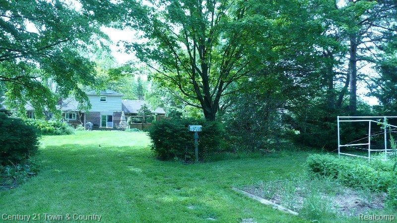 695 East Square Lake Road Troy, MI 48085 - Photo 10 of 11 Gardens