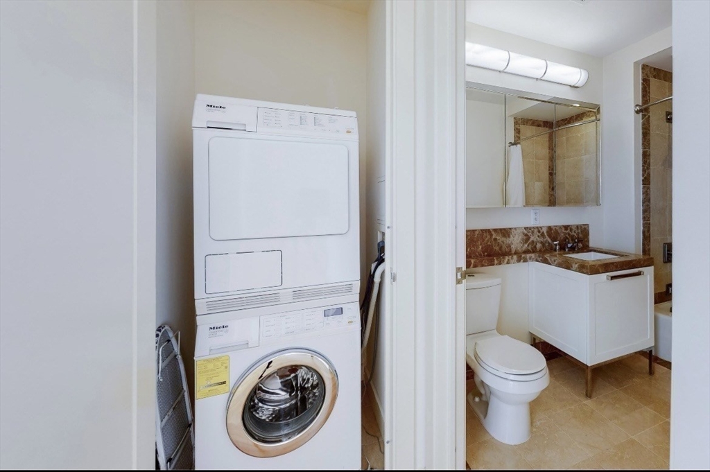 400 Stuart Street, Unit 18G Boston, MA 02116 - Photo 14 of 20 a bathroom with a toilet and a bathtub