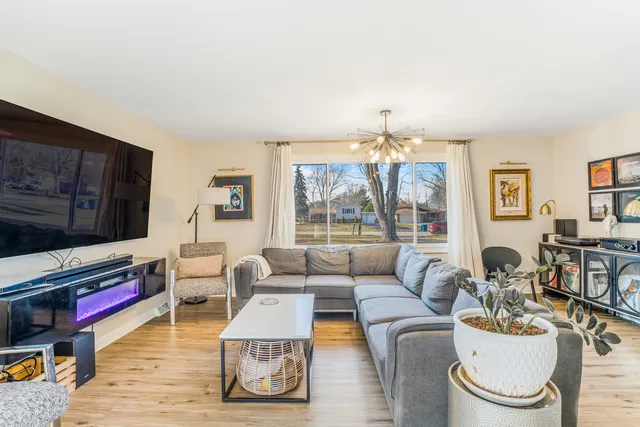 $365,000 | 987 Lakewood Drive, Bartlett, IL 60103