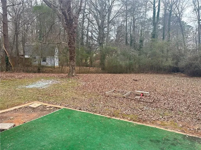 a view of a yard with a house