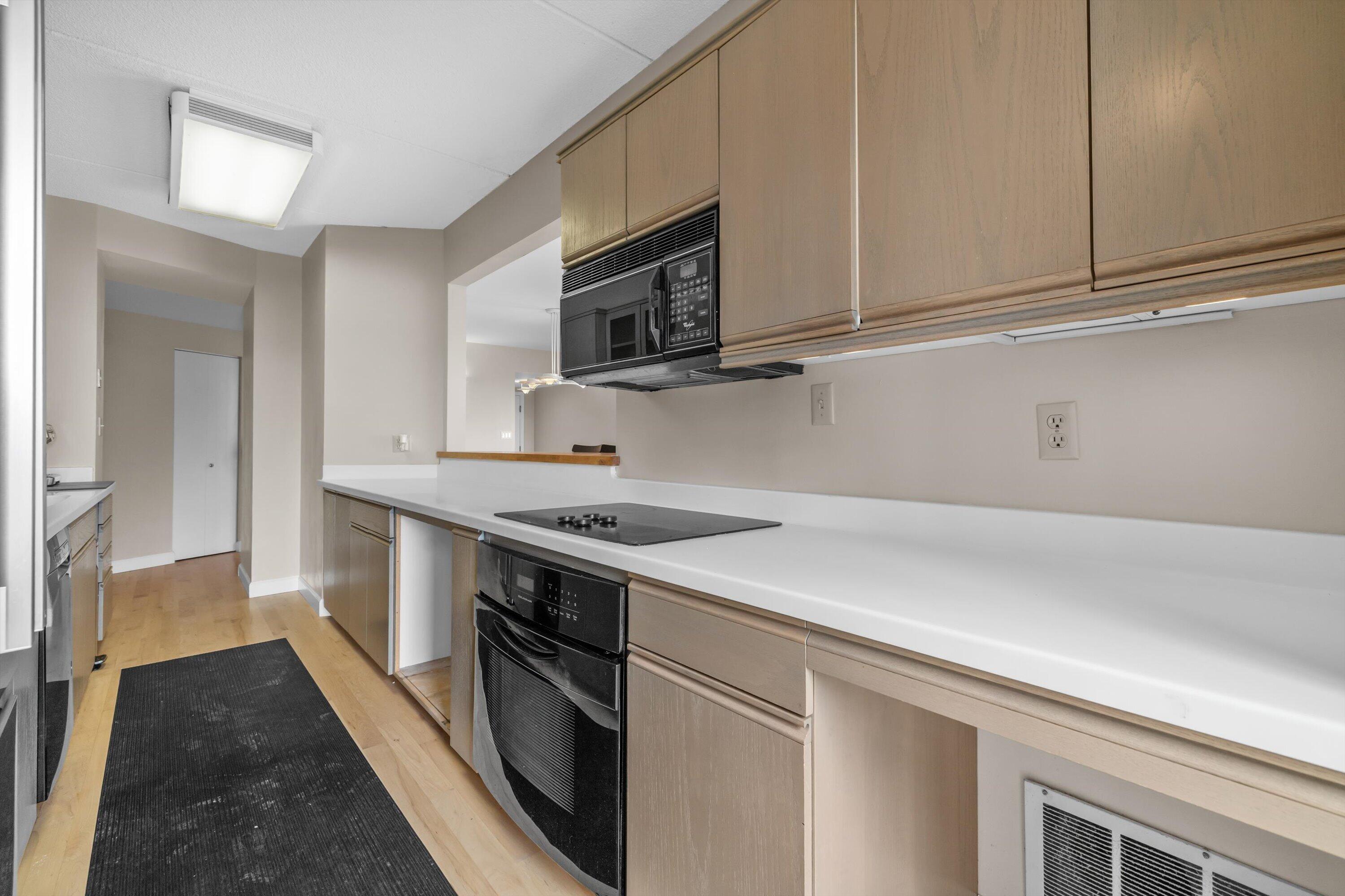333 Lake Avenue, Unit 807 Racine, WI 53403 - Photo 11 of 57 Galley Kitchen