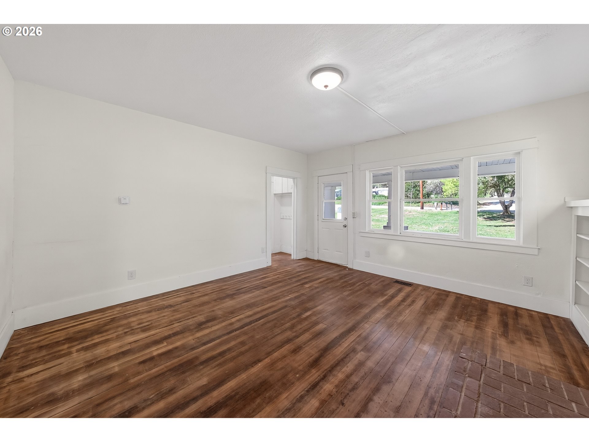 412 Azalea-Glen Road Azalea, OR 97410 - Photo 4 of 38 Living Room