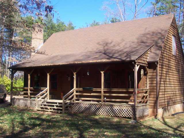 a view of a house with backyard