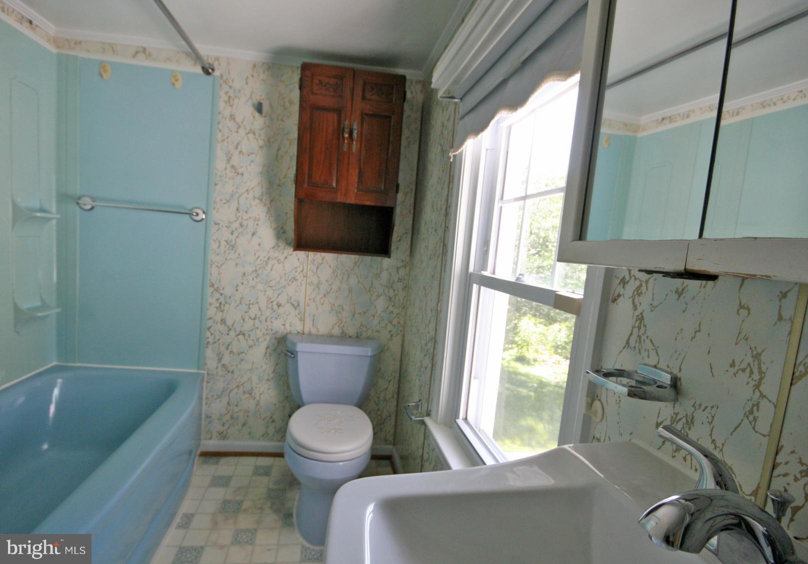 4406 Maple Road Morningside, MD 20746 - Photo 8 of 19 a bathroom with a toilet a sink and bathtub