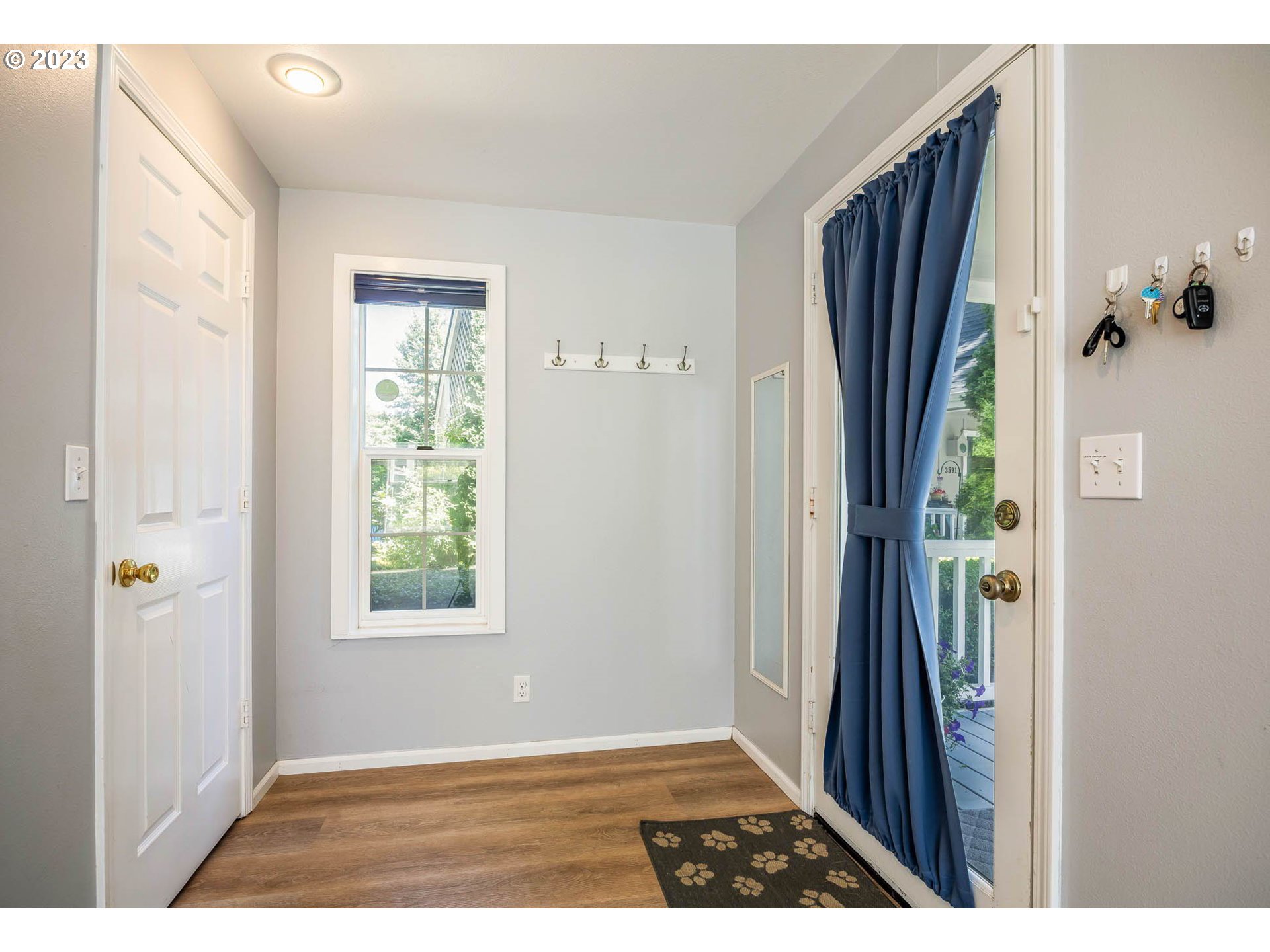 3595 Arbor Avenue Eugene, OR 97402 - Photo 4 of 26 a view of an entryway with a front door