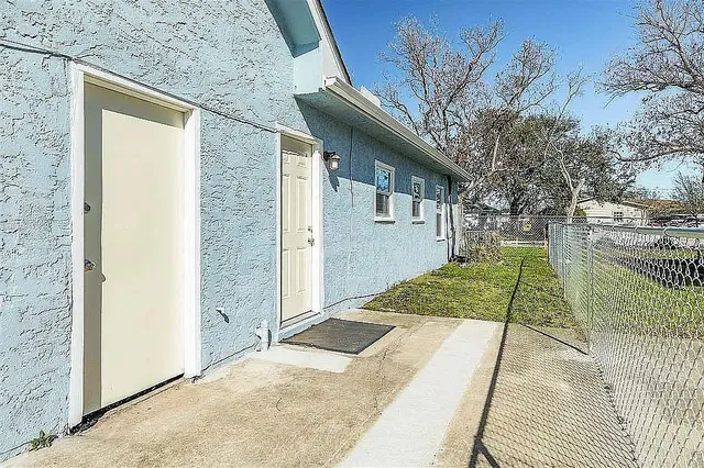 a view of backyard of the house