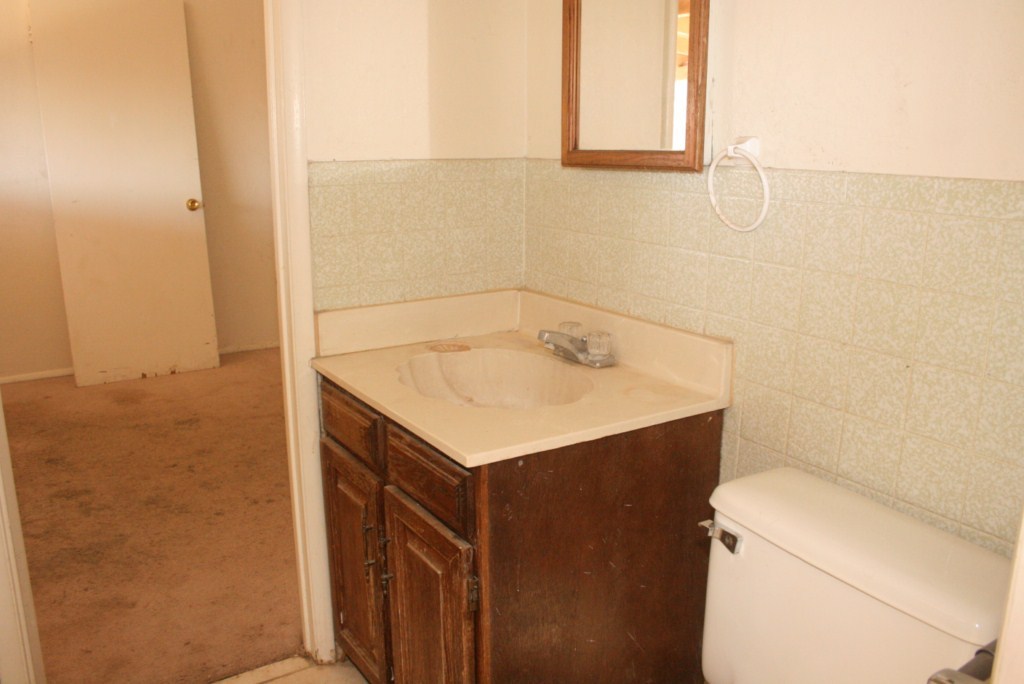 3619 West Ruth Avenue Phoenix, AZ 85051 - Photo 7 of 13 JACK & JILL BATH