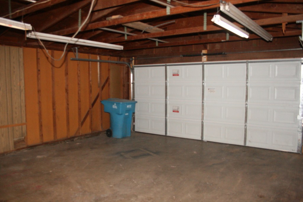 3619 West Ruth Avenue Phoenix, AZ 85051 - Photo 10 of 13 GARAGE