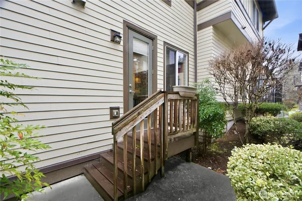 a view of a house with backyard and garden