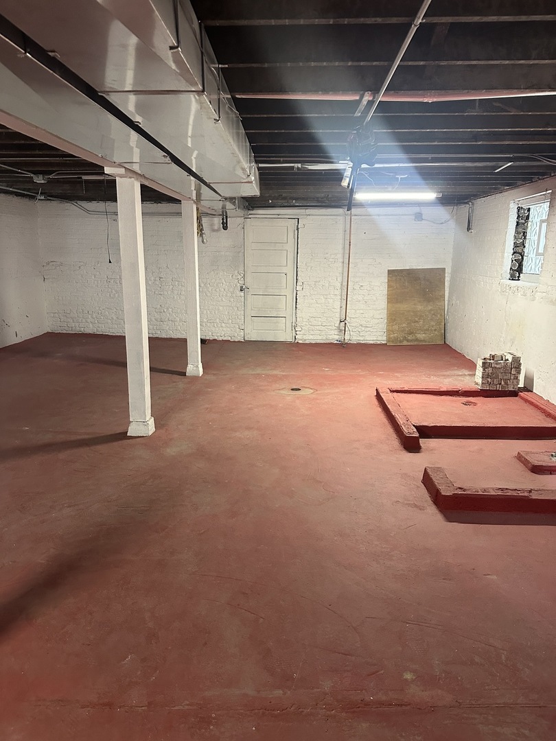 8634 South Carpenter Street Chicago, IL 60620 - Photo 23 of 28 a room with gym equipment