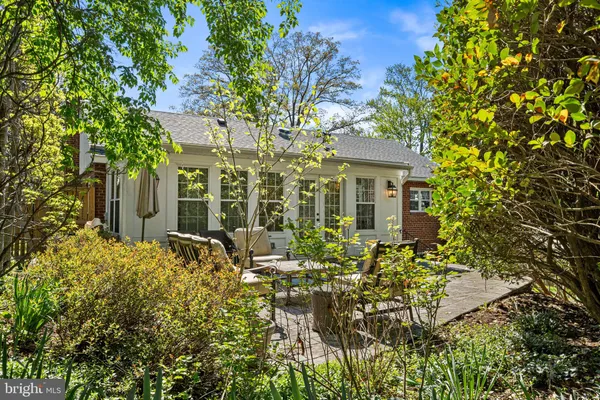 $4,800 | 2718 South June Street, Arlington, VA 22202