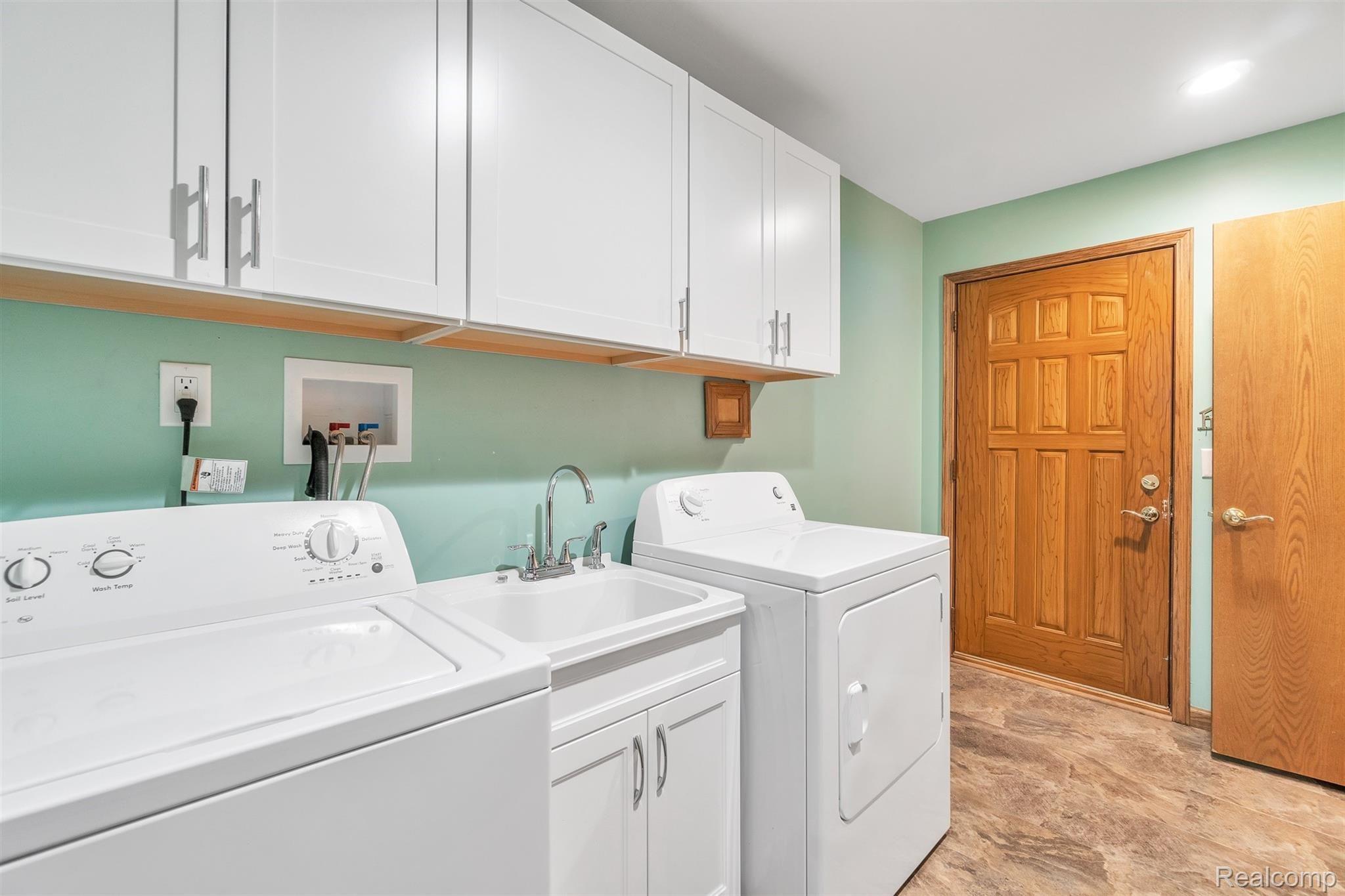 1387 Wind River Road Milford, MI 48381 - Photo 24 of 60 26-1387 Wind River Rd-WindowStill-R.jpg