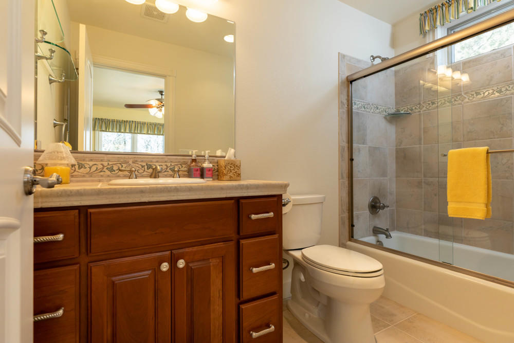 4426 Murrelet Road Klamath Falls, OR 97601 - Photo 44 of 54 Guest bath #3
