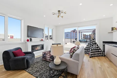 $1,074,999 | 1325 North Artesian Avenue, Unit 3, Chicago, IL 60622