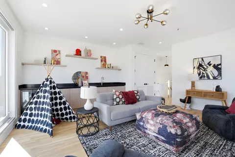 $1,074,999 | 1325 North Artesian Avenue, Unit 3, Chicago, IL 60622