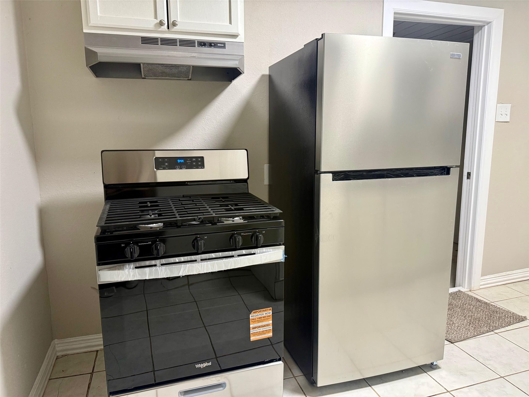 6743 Crestmont Street Houston, TX 77033 - Photo 2 of 11 a close view of stove top oven