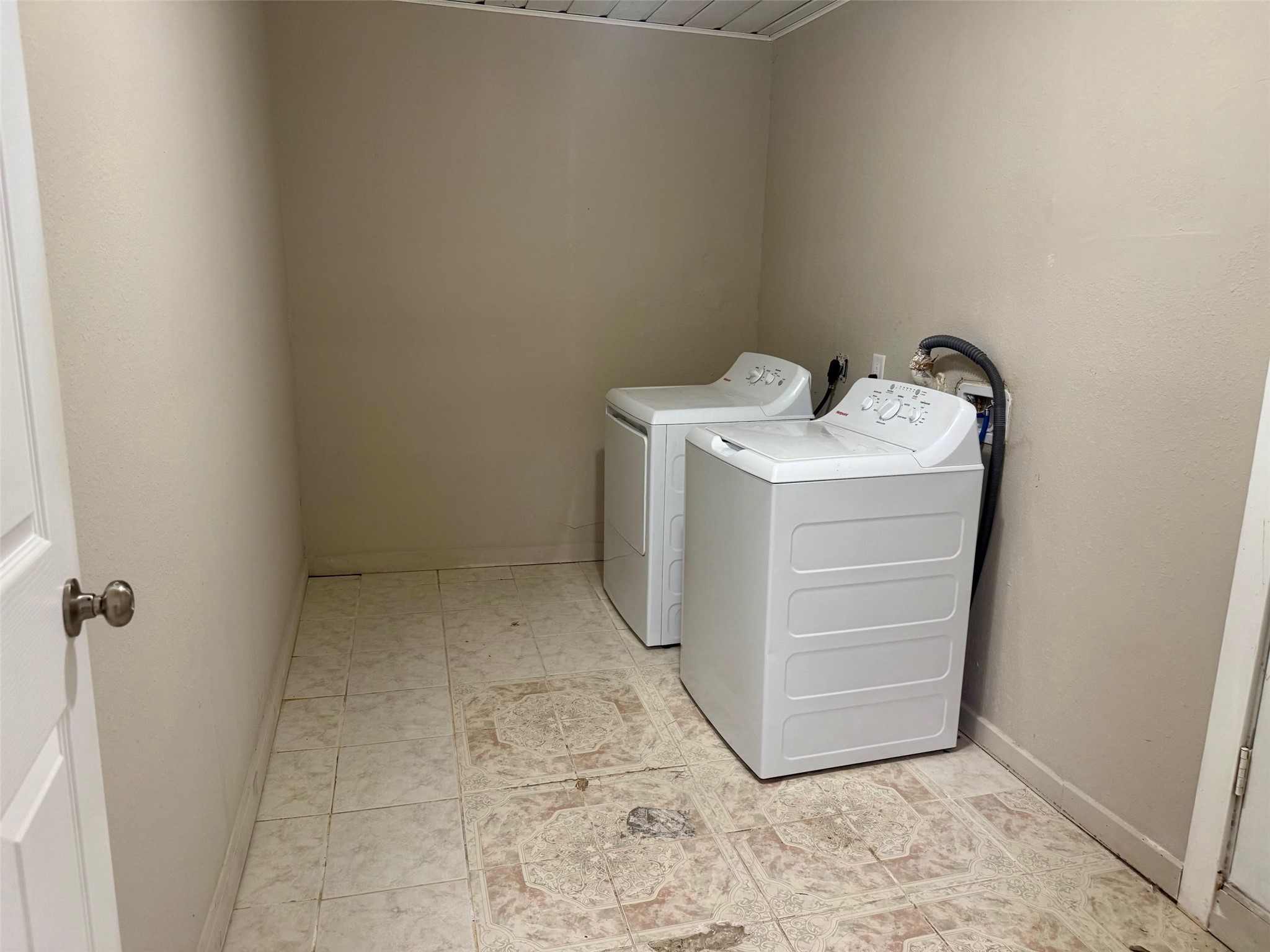 6743 Crestmont Street Houston, TX 77033 - Photo 6 of 11 a utility room with a washer and dryer