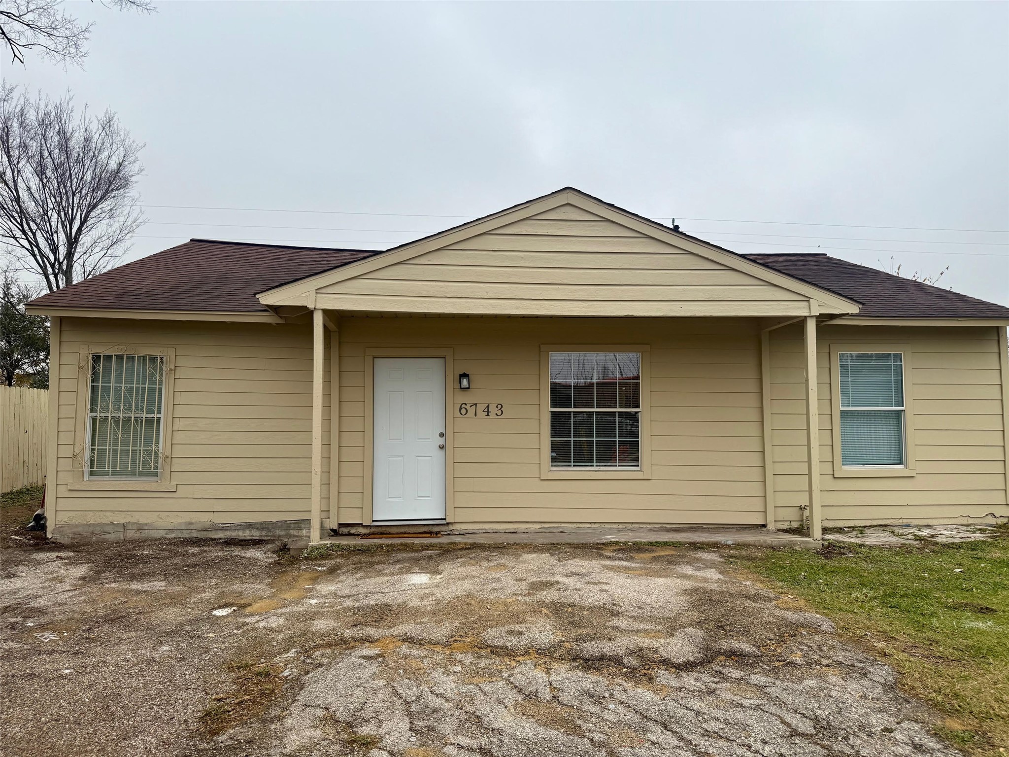 6743 Crestmont Street Houston, TX 77033 - Photo 9 of 11 front view of a house