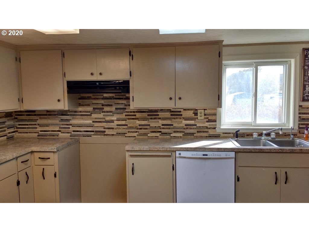 3434 Northeast Riverside Avenue Pendleton, OR 97801 - Photo 2 of 26