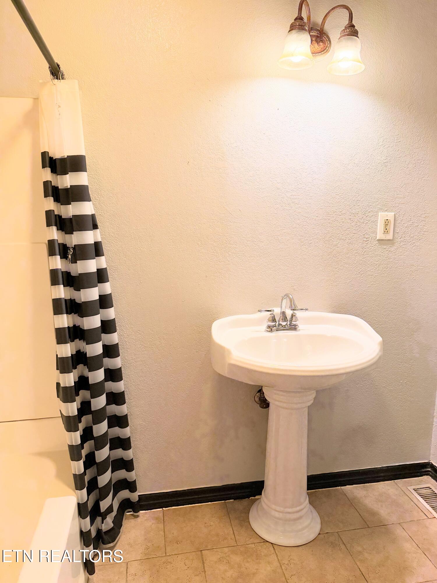 3941 Hickory Valley Road Andersonville, TN 37705 - Photo 12 of 30 Guest Bath