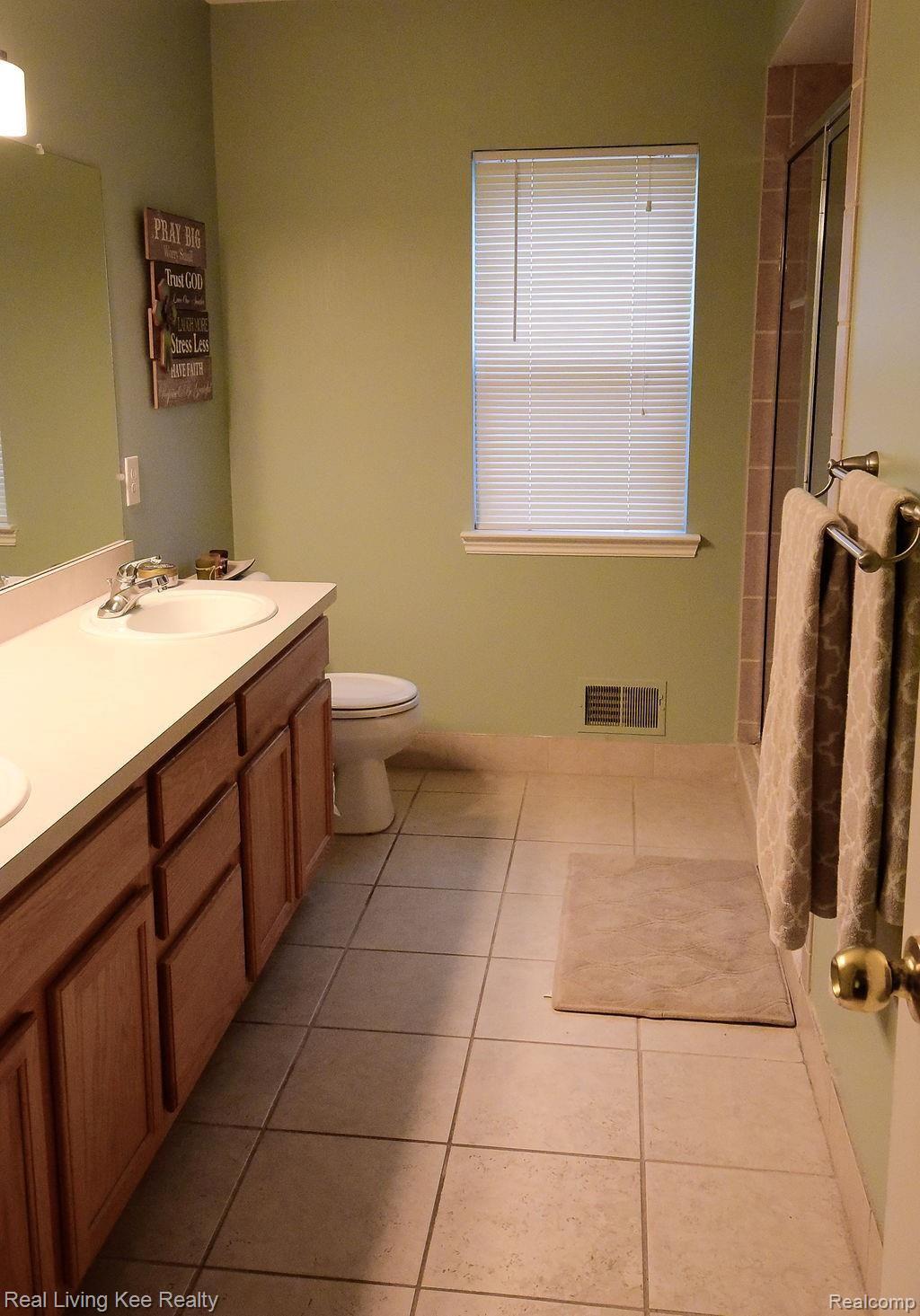 95 Ridge Field Court Oxford, MI 48371 - Photo 20 of 40 Master bathroom
