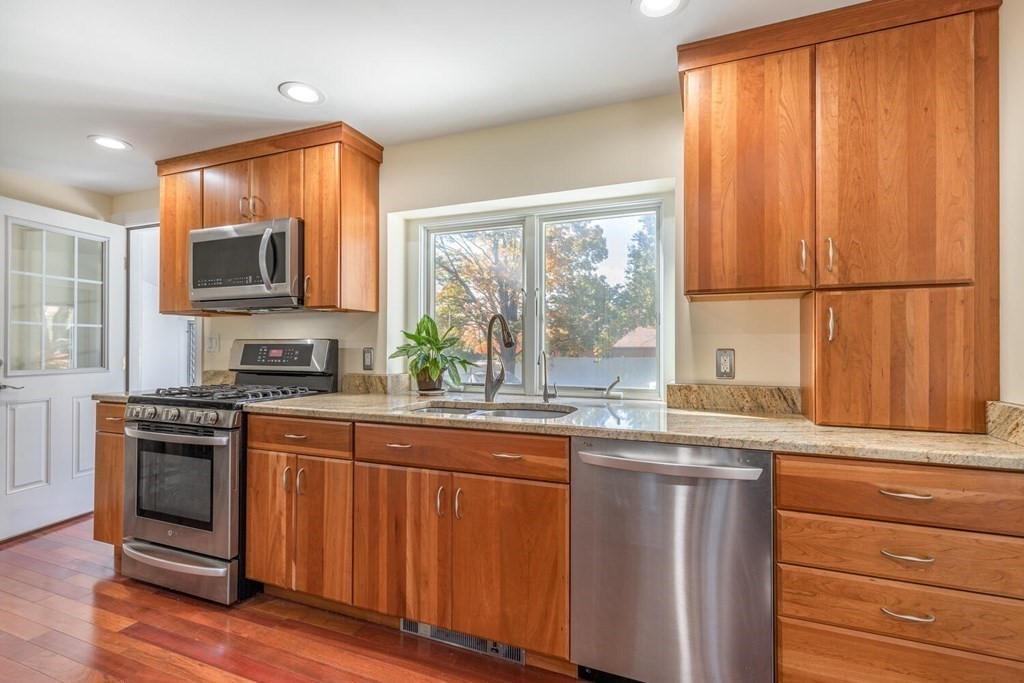 5 Flanders Road Westborough, MA 01581 - Photo 7 of 29 Gallery Image 7