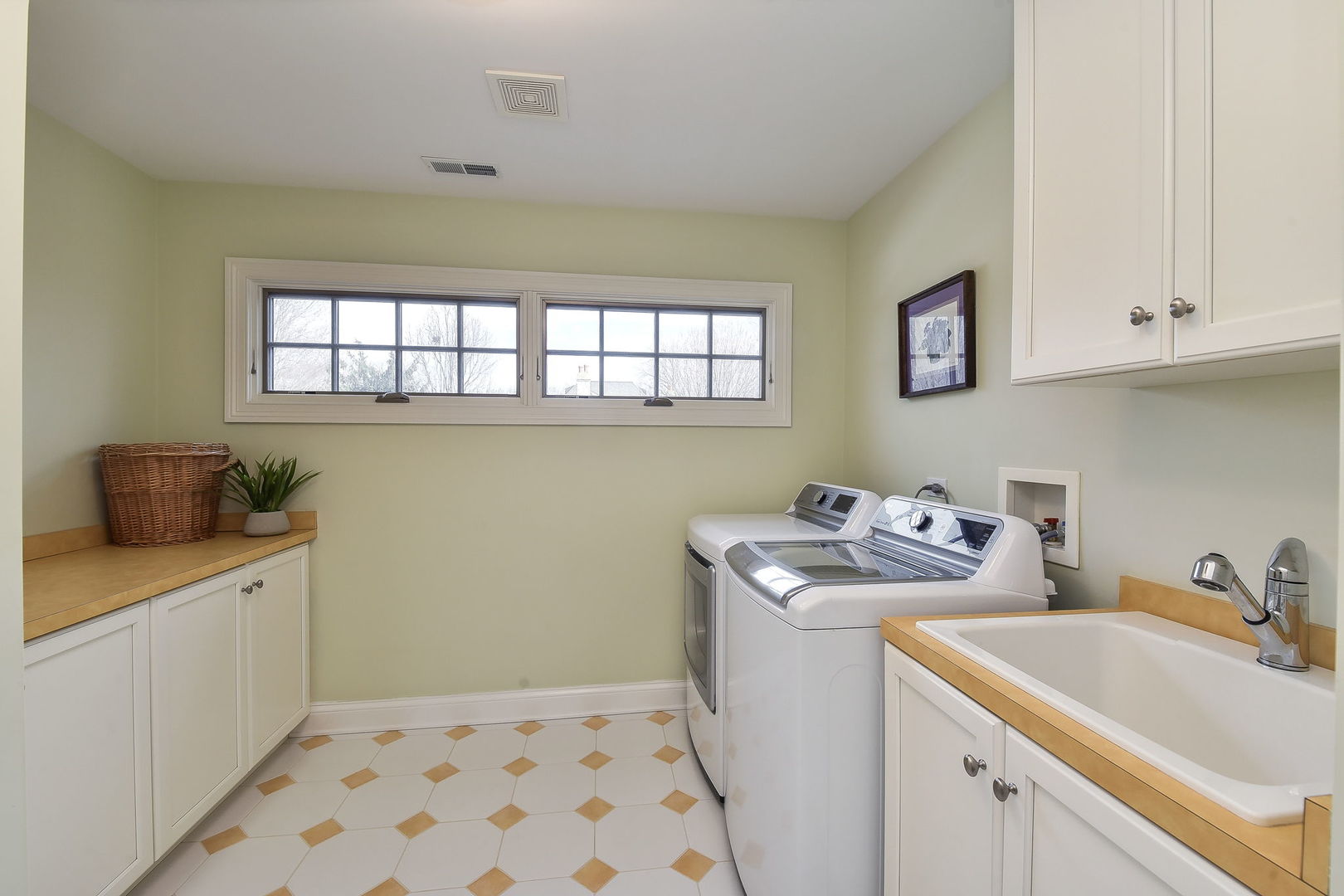 1211 Sunset Road Geneva, IL 60134 - Photo 44 of 65 a room with a sink and cabinets