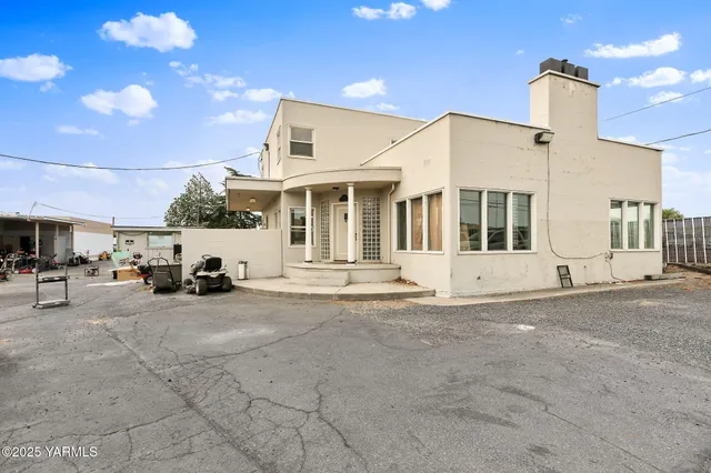 a view of a car park in front of house