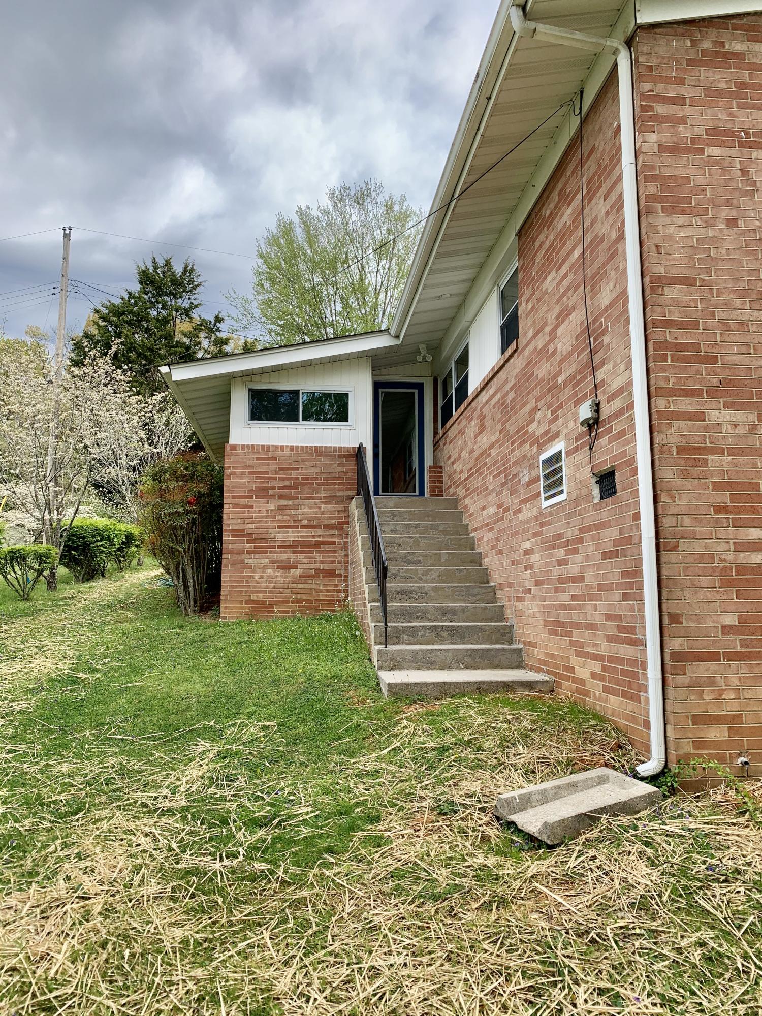 109 Henley Road Oak Ridge, TN 37830 - Photo 31 of 40 SideEntryOutside
